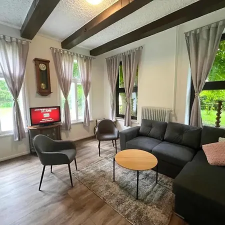 Bright Apartment In Emden With Terrace 60 M² شقة