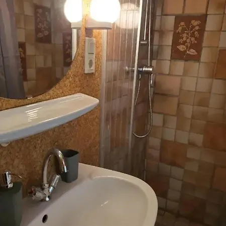 Bright Apartment In Emden With Terrace 60 M² شقة